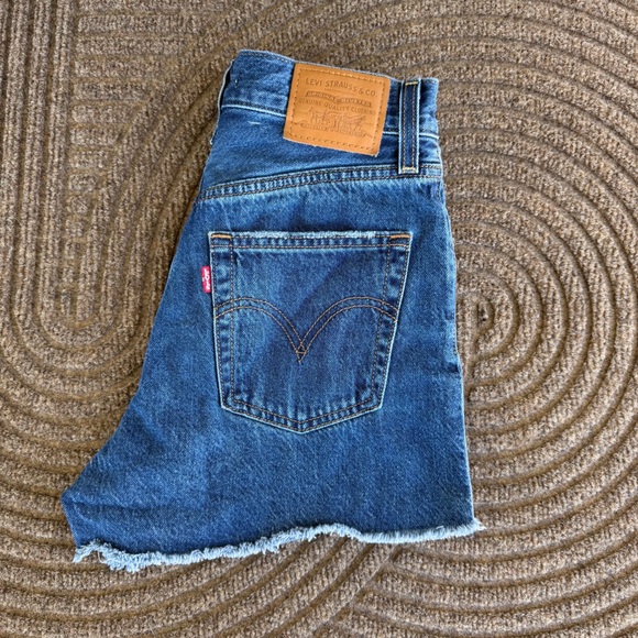 Levi’s Premium Ribcage Frayed Hem Denim Women’s Shorts 26 - Picture 7 of 8